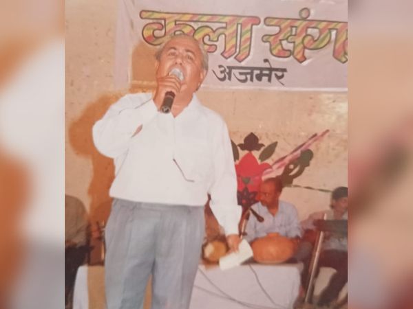 अजमेर में एक स्टेज पर मो. रफी का गीत गाते हुए तुलसीदास की फाइल फोटो।