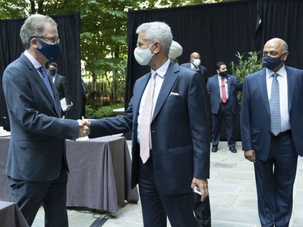 अमेरिकी कॉर्पोरेट सेक्टर के लीडर्स से मुलाकात के दौरान विदेश मंत्री जयशंकर। - Dainik Bhaskar