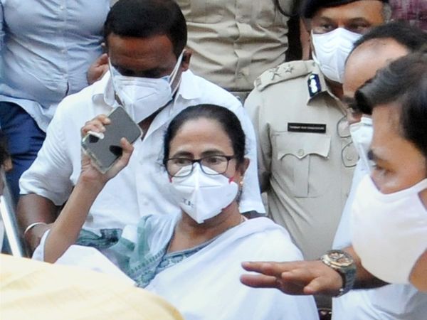नारदा केस में फंसे अपने मंत्रियों की गिरफ्तारी के विरोध में 17 मई को बंगाल की CM ममता बनर्जी CBI ऑफिस पहुंच गई थीं। मामले में सियासी दखल के बाद CBI ने मामले को ट्रांसफर करने की अर्जी लगाई थी। - Dainik Bhaskar
