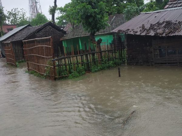 कटिहार में लोगों के घरों में घुसा पानी।