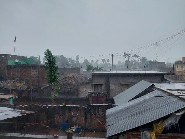 खगड़िया में शुक्रवार की सुबह से हल्की बारिश हो रही है।