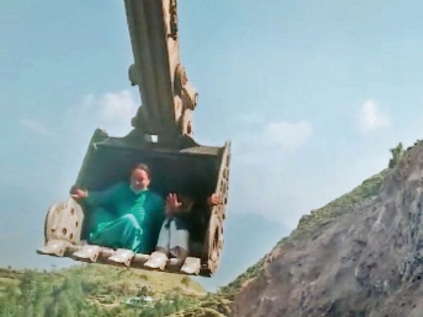 30 फुट की चढ़ाई पर जेसीबी के बकेट से पहुंचे - Dainik Bhaskar