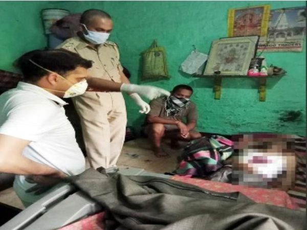 पुलिस दरवाजा तोड़कर घर के अंदर घुसी तो खून से सना शव मिला। - Dainik Bhaskar