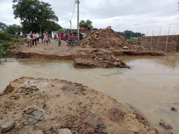 हजारीबाग के कान्हाचट्टी कान्हाचट्टी से जिला मुख्यालय जोड़ने वाली सडक के बीच कान्हाचट्टी बाजार स्थिति रुदवा नदी पर पुलिया निर्माण का कार्य कराया जा रहा था। बारिश से इसका डाइवर्शन टूट गया। इससे आवागमन बाधित हो गया है।