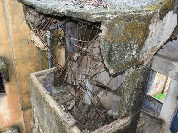 बोकारो के सेक्टर 12 बी स्थित क़वार्टर के दो ब्लॉकों के सीढ़ी का छज्जा गिर गया। छज्जा गिरने परिवार के लोग ऊपरी तल्ले पर फंस गए हैं।