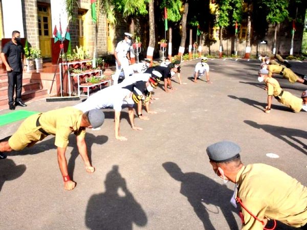 पुणे में राष्ट्रीय रक्षा अकादमी (NDA) पहुंचे नौसेना प्रमुख एडमिरल करमबीर सिंह ने वहां कैडेटों के साथ पुश अप किया। नौसेना प्रमुख कल वहां पासिंग आउट परेड की समीक्षा करेंगे।