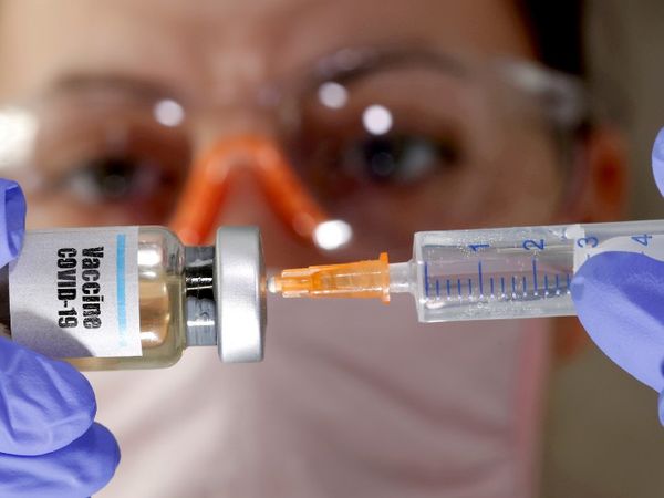Coronavirus Vaccine Shortage In India; Modi Government's Says Vaccine Preparation And Testing Takes Time | टीके तैयार करने और टेस्टिंग में समय लगता है, यह रातों रात संभव नहीं; मैन्युफैक्चरिंग बढ़ाने का भी एक प्रोसेस होता है 2 सरकार का कहना है कि देश में वैक्सीन मैन्युफैक्चरिंग कैपेसिटी बढ़ाई जा चुकी है।- फाइल फोटो। - Dainik Bhaskar