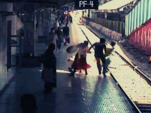 दादर रेलवे स्टेशन के प्लेटफार्म नंबर 4 पर लगे CCTV कैमरे में यह घटना कैद हुई है। - Dainik Bhaskar