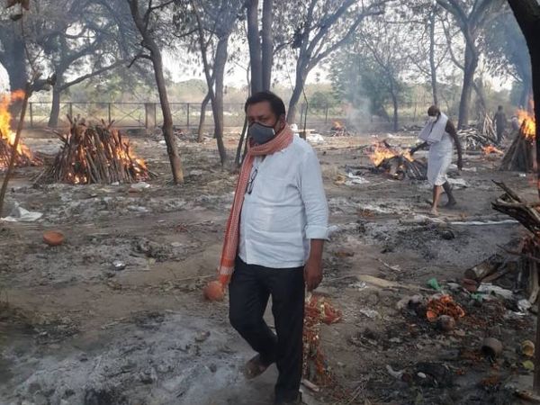 रिद्धी के मुताबिक अगले महीने की 10 तारीख को अमावस्या है। हिंदू धर्म में अस्थि विसर्जन के लिए यह दिन शुभ माना जाता है। इसी दिन सभी अस्थियां लेकर उनकी संस्था के कार्यकर्ता अस्थियां लेकर प्रयागराज जाएंगे। - Dainik Bhaskar