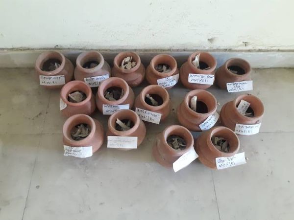 पंडों ने मटकों पर मृतकों के नाम चस्पा किए हैं। ताकि पहचान हो सके। लेकिन इनके परिजनों के नंबर नहीं मिल रहे हैं।