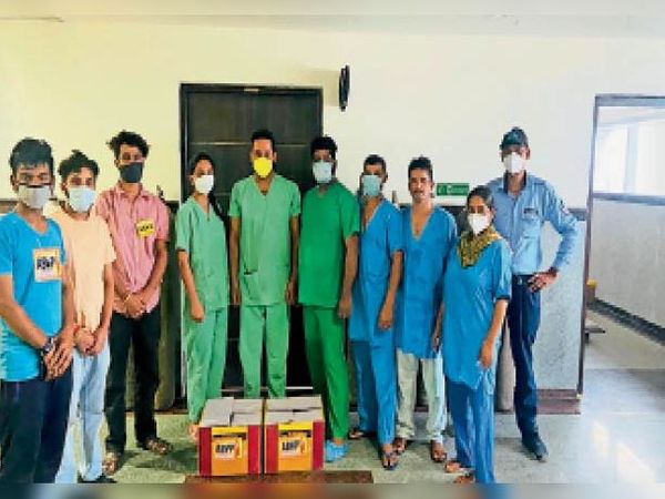अखिल भारतीय विद्यार्थी परिषद जिला मंडी इकाई द्वारा जरूरतमंदों को 130 फूड पैकेट का वितरण किया गया । - Dainik Bhaskar