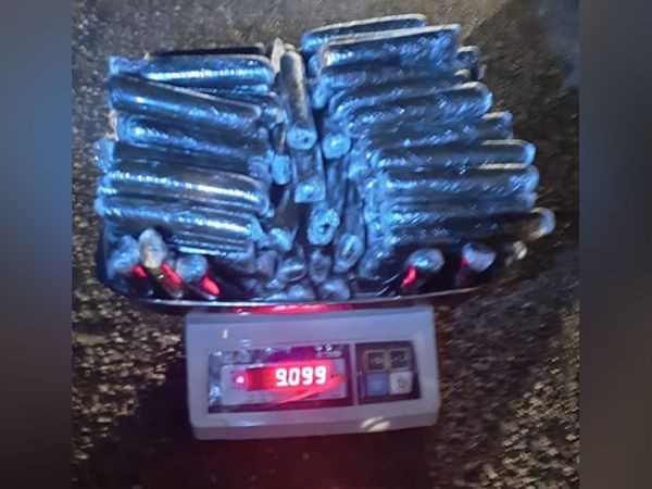 कुल्लू में पुलिस के द्वारा बरामद की गई चरस की खेप वजन के लिए कांटे पर रखी हुई। - Dainik Bhaskar