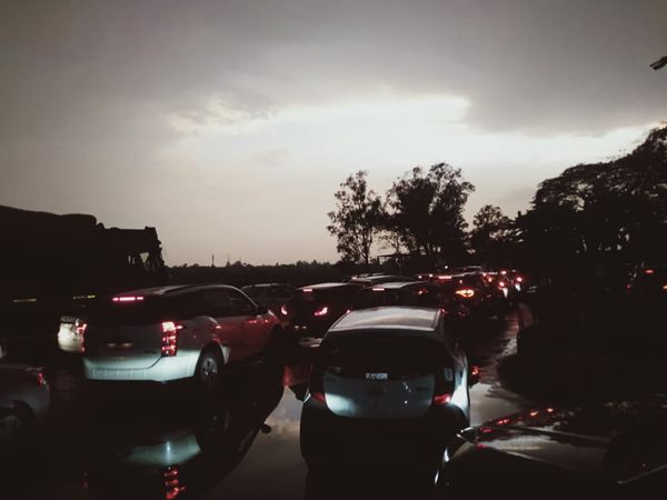 भोपाल-नागपुर नेशनल हाईवे 69 पर पेड़ गिरने से होशंगाबाद के पास लगा जाम।