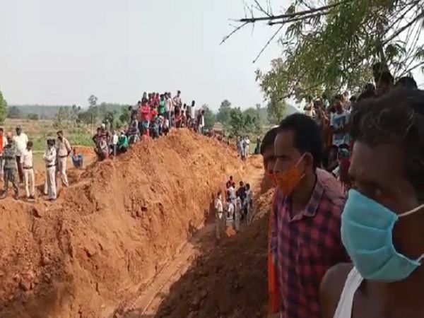 घटनास्थल पर जुटी ग्रामीणों की भीड़।