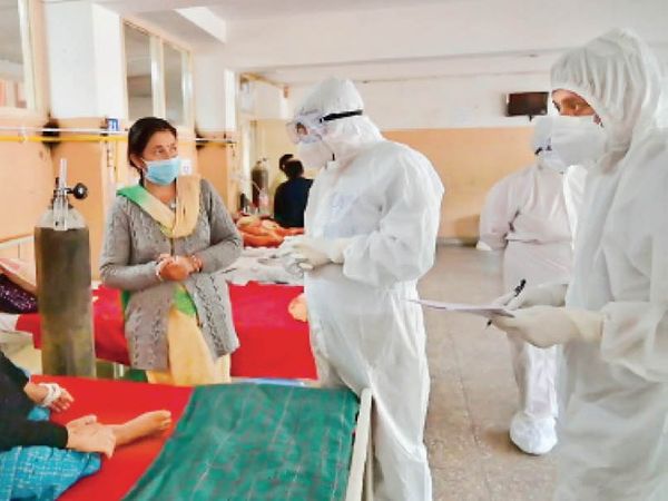 हिमाचल के शिक्षा मंत्री गोविंद ठाकुर ने कुल्लू में जिला कोविड सेंटर का दौरा किया, इस दौरान वे मरीजों से भी मिले और उनकी समस्याएं जानीं। - Dainik Bhaskar