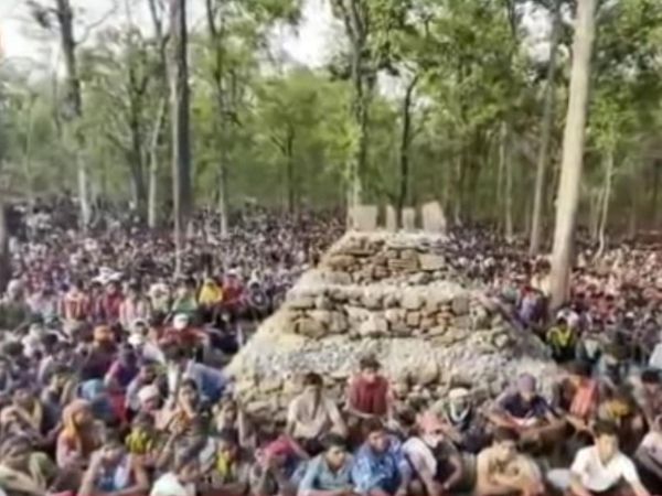 ग्रामीणों ने पुलिस फायरिंग में मारे गए 3 लोगों और भगदड़ में जान गंवाने वाली गर्भवती महिला की याद में स्मारक बना दिया है।