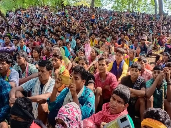 प्रदर्शन में हर रोज हजारों लोग पहुंच रहे हैं। इनमें बड़ी संख्या में महिलाएं और युवा भी शामिल हैं।