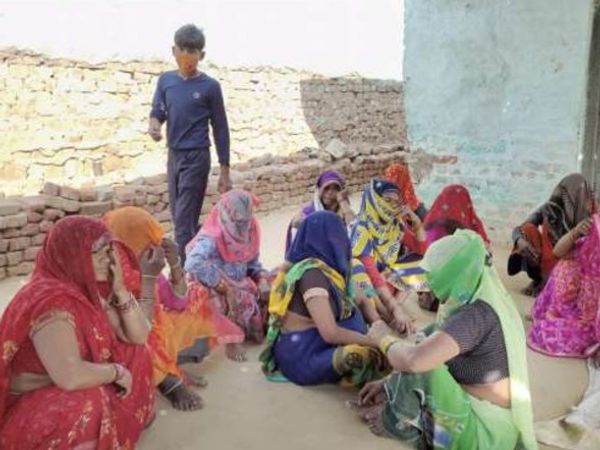 जहरीली शराब पीकर जान गंवाने वालों के रोते-बिलखते परिजन। - Dainik Bhaskar