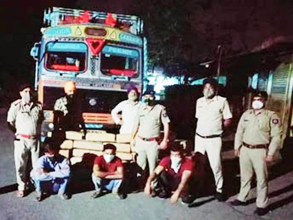 पावंटा साहिब में गांजे की बड़ी खेप के साथ पकड़े गए तीन आरोपी और जब्त किया गया ट्रक। - Dainik Bhaskar