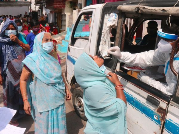भोपाल में कोरोना की जांच कराते लोग। भोपाल में मोबाइल यूनिट इलाकों में जाकर टेस्ट कर रही है।