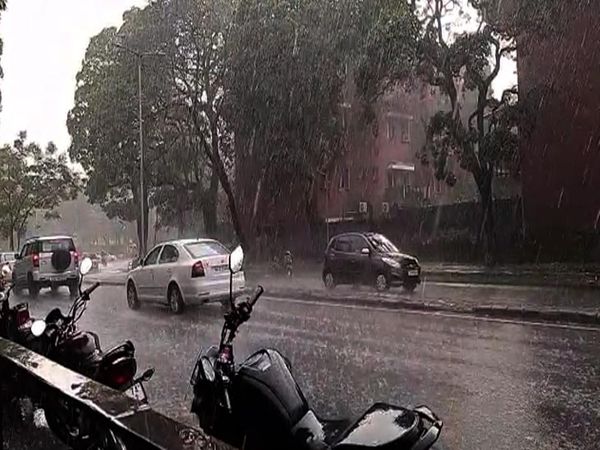 शहर में कई जगहों पर बारिश के साथ ओले भी गिरे