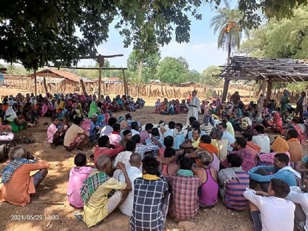 महिलाओं ने कहा कि शराब ने संस्कार बिगाड़ दिए हैं। शराब पीकर गाली-गलौज और मारपीट आम है। नशा मुक्ति के खिलाफ अब अभियान चलाया जाएगा। इसमें पुरुष भी सहयोग करें। - Dainik Bhaskar