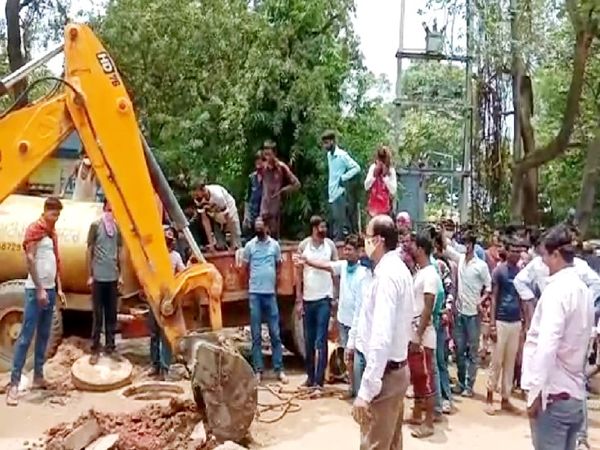 रेस्क्यू ऑपरेशन कर दोनों मजदूरों को बाहर निकाला गया। - Dainik Bhaskar