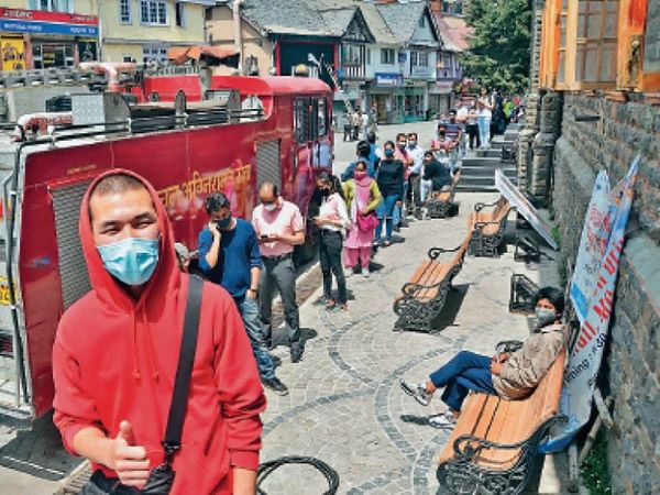 तस्वीर शिमला की है जहां वैक्सीन लगाने के लिए लोग लाइन में लगे हैं। - Dainik Bhaskar
