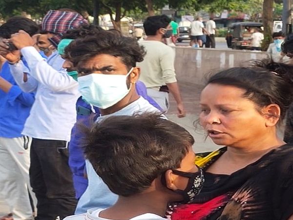 घटना की खबर पाकर आस-पास के लोग भी मौके पर जमा हो गए।