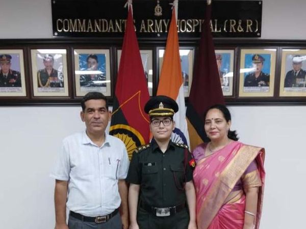 गुरुग्राम की बेटी ने किया नाम रोशन: जिले की छोटे से गांव की रहने वाली महक यादव बनी सेना में कैप्टन, पिता ने कहा- बेटी का सेना में जाना मेरे लिए गर्व की बात 17 मंगलवार को कमांडेंट और परिवार के सदस्यों की उपस्थिति में डॉक्टर महक सेना में शामिल हुईं। - Dainik Bhaskar