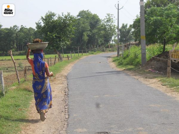 Illegal liquor took the lives of 95 people in villages where Corona could not do anything; Everyone vomited first, then there was darkness in front of their eyes अलीगढ़ से ग्राउंड रिपोर्ट | जिन गांवों का कोरोना कुछ नहीं कर पाया, वहां अवैध शराब से 95 मौत; पहले उल्टी हुई, फिर आंखों के सामने अंधेरा छाया और थम गईं सांसें 3 शराब पीने से लोगों की मौत होने के बाद अब पचपेडा गांव में सन्नाटा पसरा है।