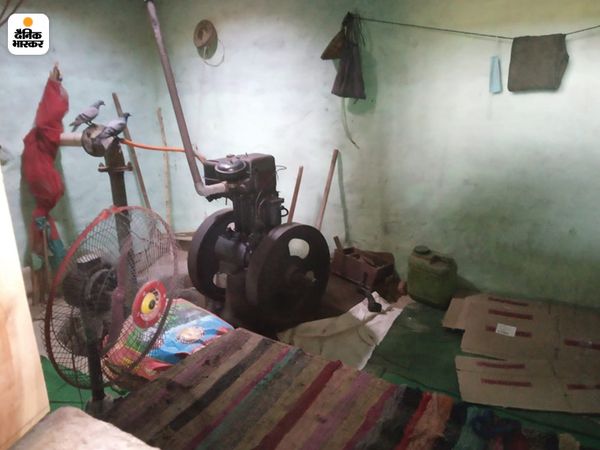 Illegal liquor took the lives of 95 people in villages where Corona could not do anything; Everyone vomited first, then there was darkness in front of their eyes अलीगढ़ से ग्राउंड रिपोर्ट | जिन गांवों का कोरोना कुछ नहीं कर पाया, वहां अवैध शराब से 95 मौत; पहले उल्टी हुई, फिर आंखों के सामने अंधेरा छाया और थम गईं सांसें 5 अंटला गांव में ट्यूबवेल में बना देसी शराब का ठेका, ठेके पर सील लगी है।