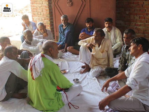 Illegal liquor took the lives of 95 people in villages where Corona could not do anything; Everyone vomited first, then there was darkness in front of their eyes अलीगढ़ से ग्राउंड रिपोर्ट | जिन गांवों का कोरोना कुछ नहीं कर पाया, वहां अवैध शराब से 95 मौत; पहले उल्टी हुई, फिर आंखों के सामने अंधेरा छाया और थम गईं सांसें 4 मुकटपुर गांव में मृतक मनोज के घर शोक जताने बैठे ग्रामीण, बीच में मृतक के पिता।