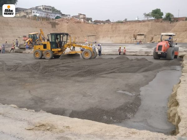 44 layer foundation being built for the construction of a grand temple in Ayodhya, six layers ready, the general secretary of the trust said – work will be completed by August राम मंदिर की नींव की पहली तस्वीरें | अयोध्या में मंदिर निर्माण के लिए बनाई जा रही 44 लेयर नींव, 6 लेयर तैयार, ट्रस्ट के महासचिव बोले- अगस्त तक पूरा हो जाएगा यह काम 3 नींव वाली जमीन पर बहुत मलबा था। जिसे हटाकर जमीन को समतल बना दिया गया है।
