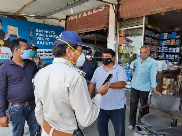 दिन के गफलत में दुकान का शटर ऊपर करना पड़ा भारी।