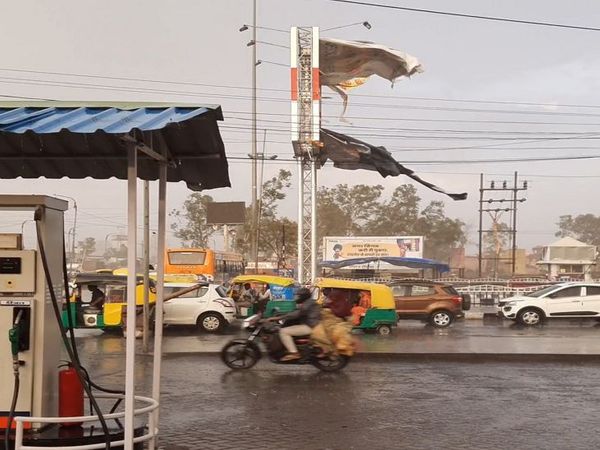 तेज आंधी से बैनर हवा में उड़ गया।