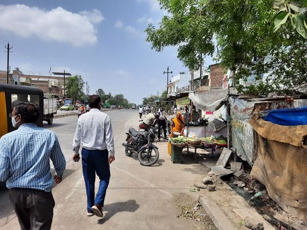 घर के बाहर सब्जी का ठिहा बनाया तो पुलिस ने की कार्रवाई।