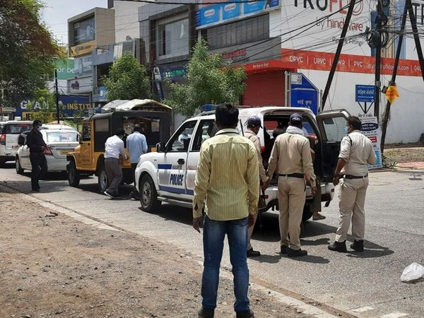 पेड़ किनारे बैठकर बतियाना पड़ा भारी, पुलिस ने जीप में बिठाया।