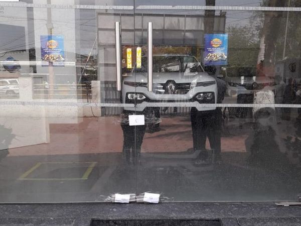 कार शोरूम को सील कर दिया।