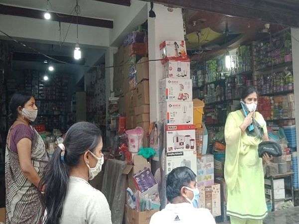 गाइडलाइन पर प्रशासन की सख्ती: निर्धारित समय से अधिक तक खोल रखी थी दुकानें, चेतावनी देकर बंद कराई, अगली बार कानूनी कार्रवाई की चेतावनी 17 इंसीडेंट कमांडर एवं नगर निगम के एडीशनल कमिश्नर इन्द्रजीत कुल्हड़िया ने ओल्ड फरीदाबाद क्षेत्र में दौरा किया। - Dainik Bhaskar
