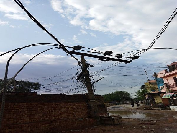 आंधी-बारिश ने बरपाया कहर: 40 से अधिक बिजली पोल व ट्रांसफर हुए क्षतिग्रस्त, पेड़ भी गिरे, सप्लाई हुई बाधित 17 प्राॅपर बिजली सप्लाई न हाेने से शहर के अधिकांश हिस्सों में पानी की सप्लाई बाधित रही। - Dainik Bhaskar