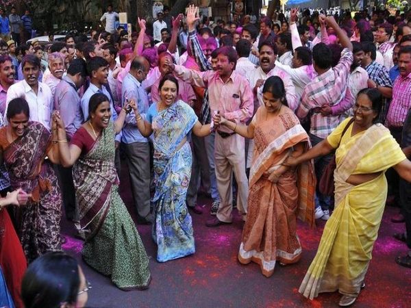 18 फरवरी 2014 के दिन लोकसभा में तेंलगाना को अलग राज्य बनाने संबंधी प्रस्ताव पारित होने के बाद खुशियां मनाते तेलंगाना समर्थक।
