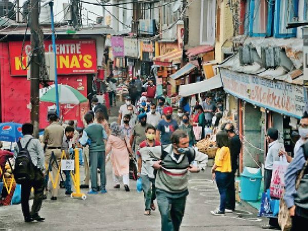 शिमला के लोअर बाजार में खरीदारी करने पहुंचे लोग। - Dainik Bhaskar
