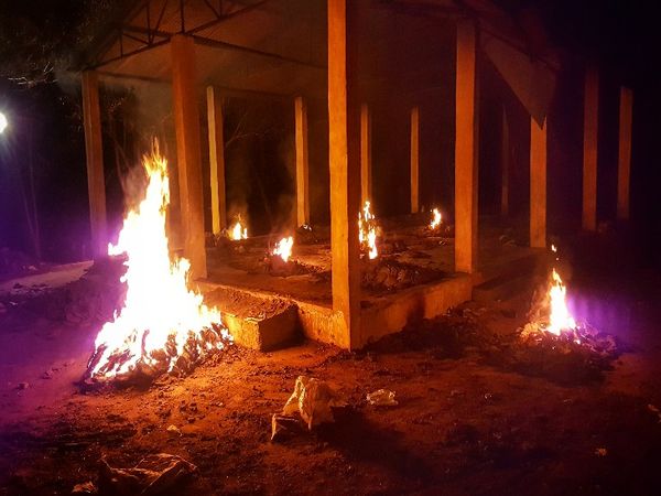 तस्वीर पिछले महीने रायपुर के गोकुल नगर मुक्तिधाम में ली गई है एक साथ 11 चिताएं जली थीं।
