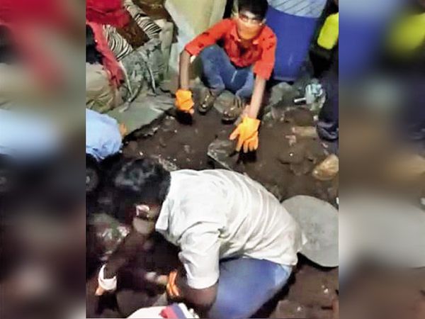 बच्ची की निशानदेही के बाद देर रात शव को किचन से बाहर निकाला गया।