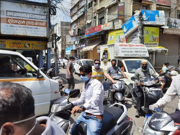 यहां पर इस प्रकार से भीड़ उमड़ी, जैसे कोरोना खत्म हो गया हो।