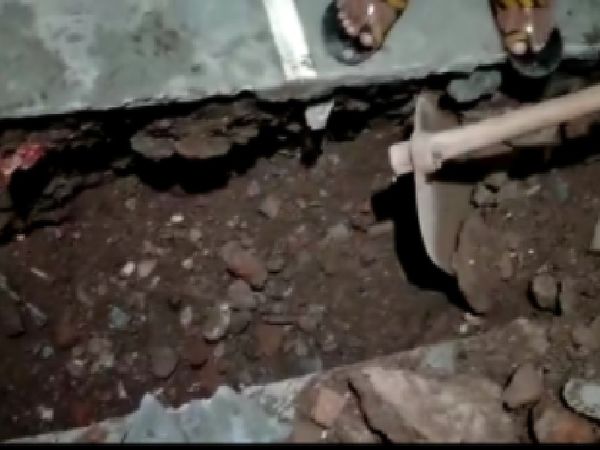 किचन की खुदाई कर शव निकालती पुलिस की टीम।