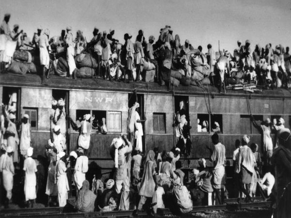विभाजन का ऐलान होने के बाद पूरे देश में अफरा-तफरी का माहौल बन गया। लाखों की संख्या में लोग भारत से पाकिस्तान और पाकिस्तान से भारत विस्थापित हुए।