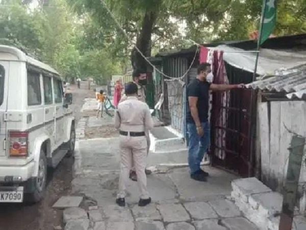 टीम ने चोरी के एक मामले में दो नाबालिगों को पकड़ा। पूछताछ में उनके पास से लैपटॉप, नगदी और अन्य सामान बरामद हुआ है।