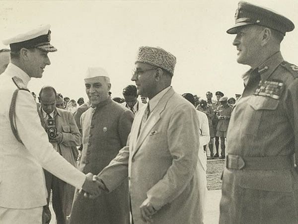 पालम एयरपोर्ट पर माउंटबेटन को लेने आए जवाहरलाल नेहरू और लियाकत अली खान। आजादी के बाद नेहरू भारत के प्रधानमंत्री बने और लियाकत अली खान पाकिस्तान के।